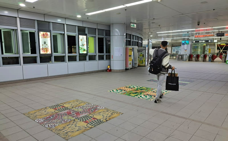 捷運岡山高醫站成藝廊 高史博推皮影藝術展 高雄市立歷史博物館近期攜手藝術家周學涵，即起至 6月底於捷運岡山高醫站（原南岡山站）1號出口展出 「岡好—跨域皮影藝術展」。 （高雄市立歷史博物館提供） 中央社記者林巧璉傳真  113年4月24日 