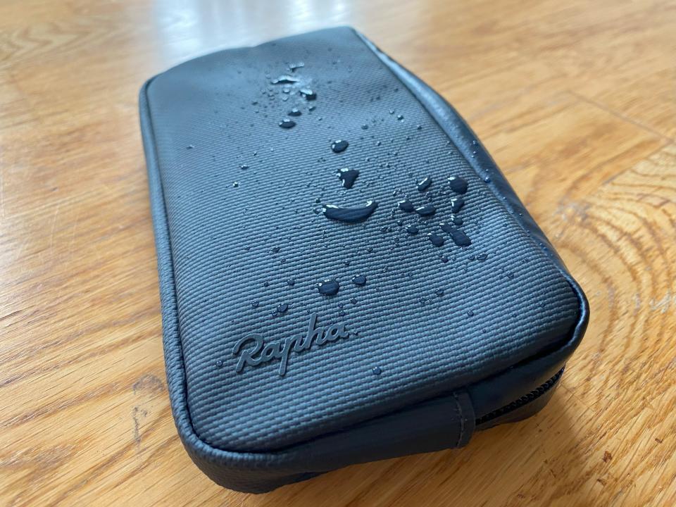 Rapha Rainproof Essentials Case – Large with water beading on waterproof surface