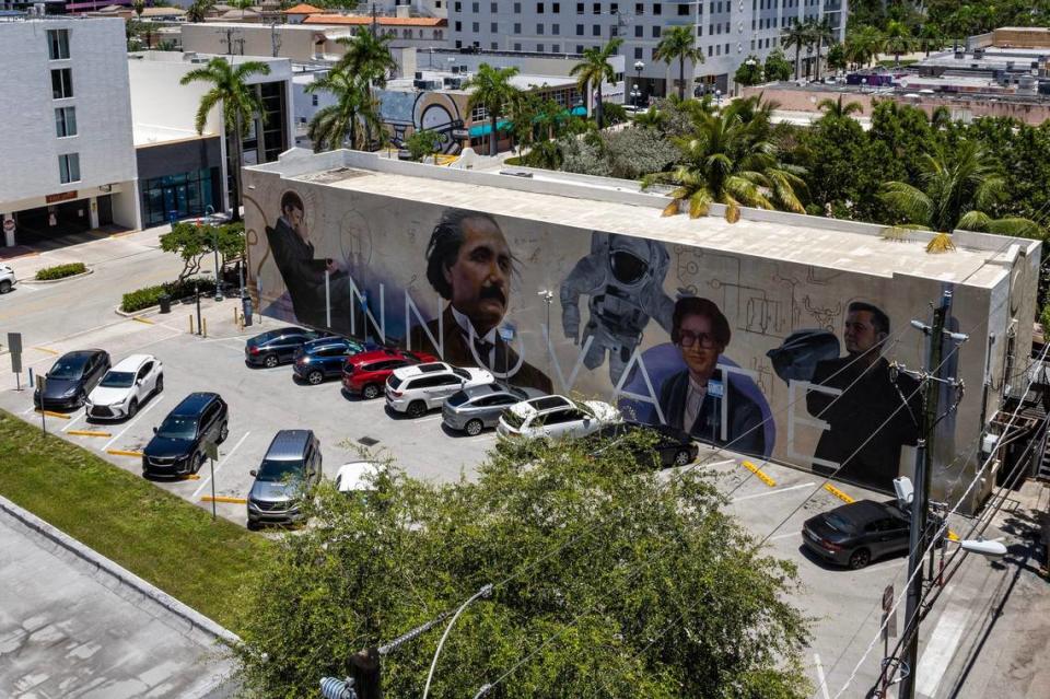 Un estacionamiento privado propiedad de Asta Parking Inc. en 1920 Harrison St., el jueves 18 de julio de 2024, en Hollywood, Florida.