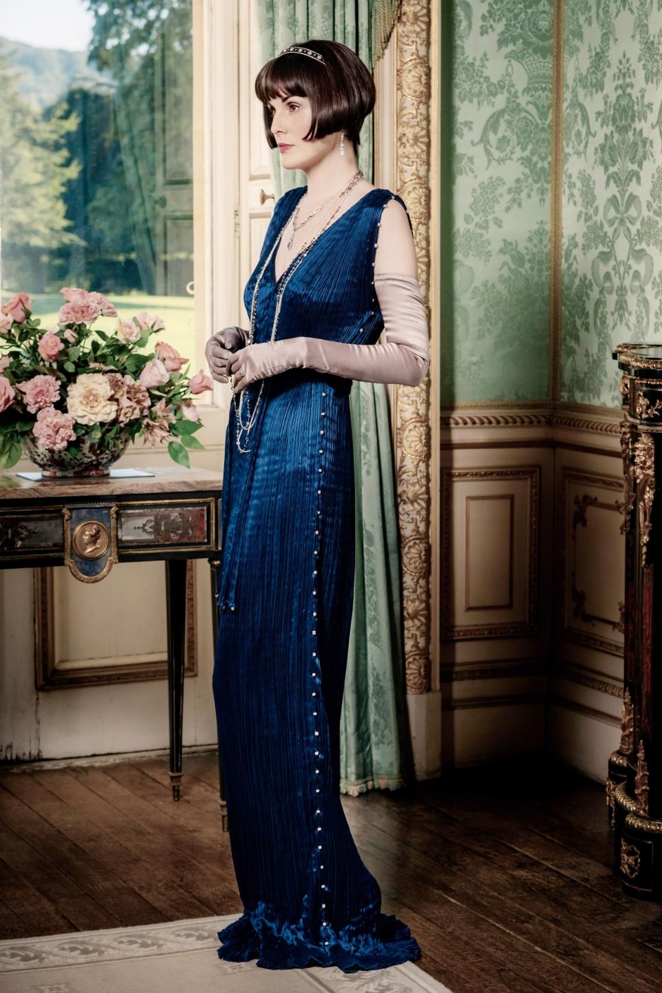 A woman wearing a more form-fitting dress on "Downton Abbey: A New Era"
