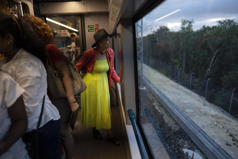 Una pasajera observa la selva mientras viaja en el Tren Maya el miércoles 6 de marzo de 2024, de Cancún a Valladolid, México. Cuando haya sido concluido, este ferrocarril de alta velocidad recorrerá un circuito alrededor de la península de Yucatán, en el sur de México. (AP Foto/Rodrigo Abd)