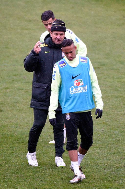 Brazil national football team coach Carlos Dunga (C) and Neymar (front) during a training session on March 24, 2015, ahead of their football friendly against France