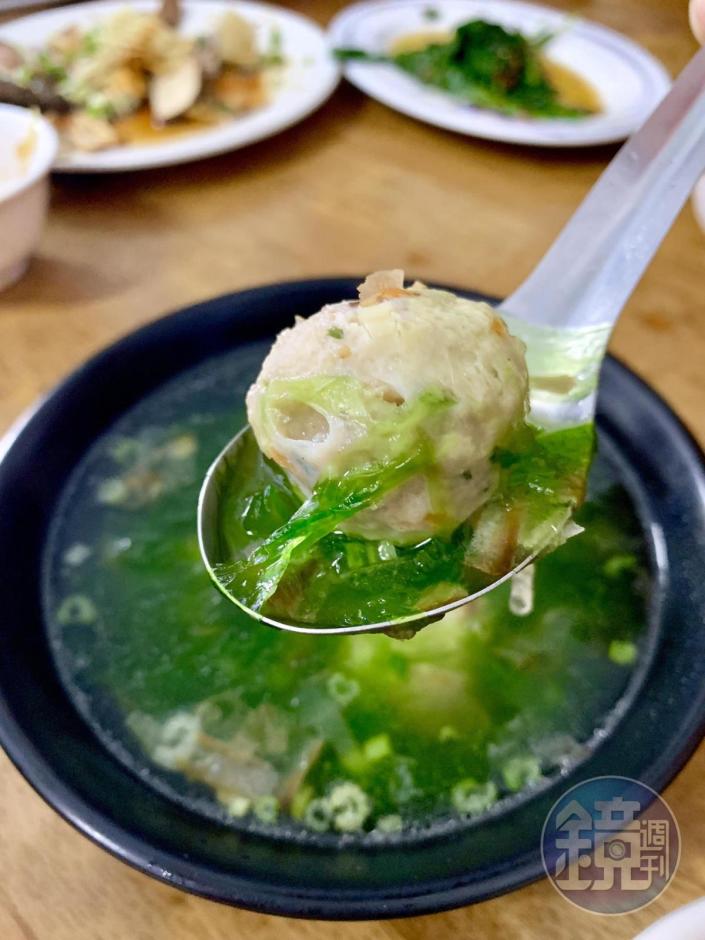 「綠島海藻旗魚丸湯」喝得到明顯海草味和柴魚香氣，魚丸軟嫩。（60元／碗）