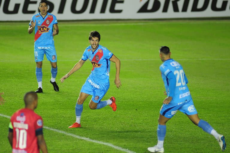 Lucas Albertengo (de frente) festeja el 1-0 de Arsenal, que anotó al minuto del partido con Jorge Wilstermann en Sarandí, por la Copa Sudamericana