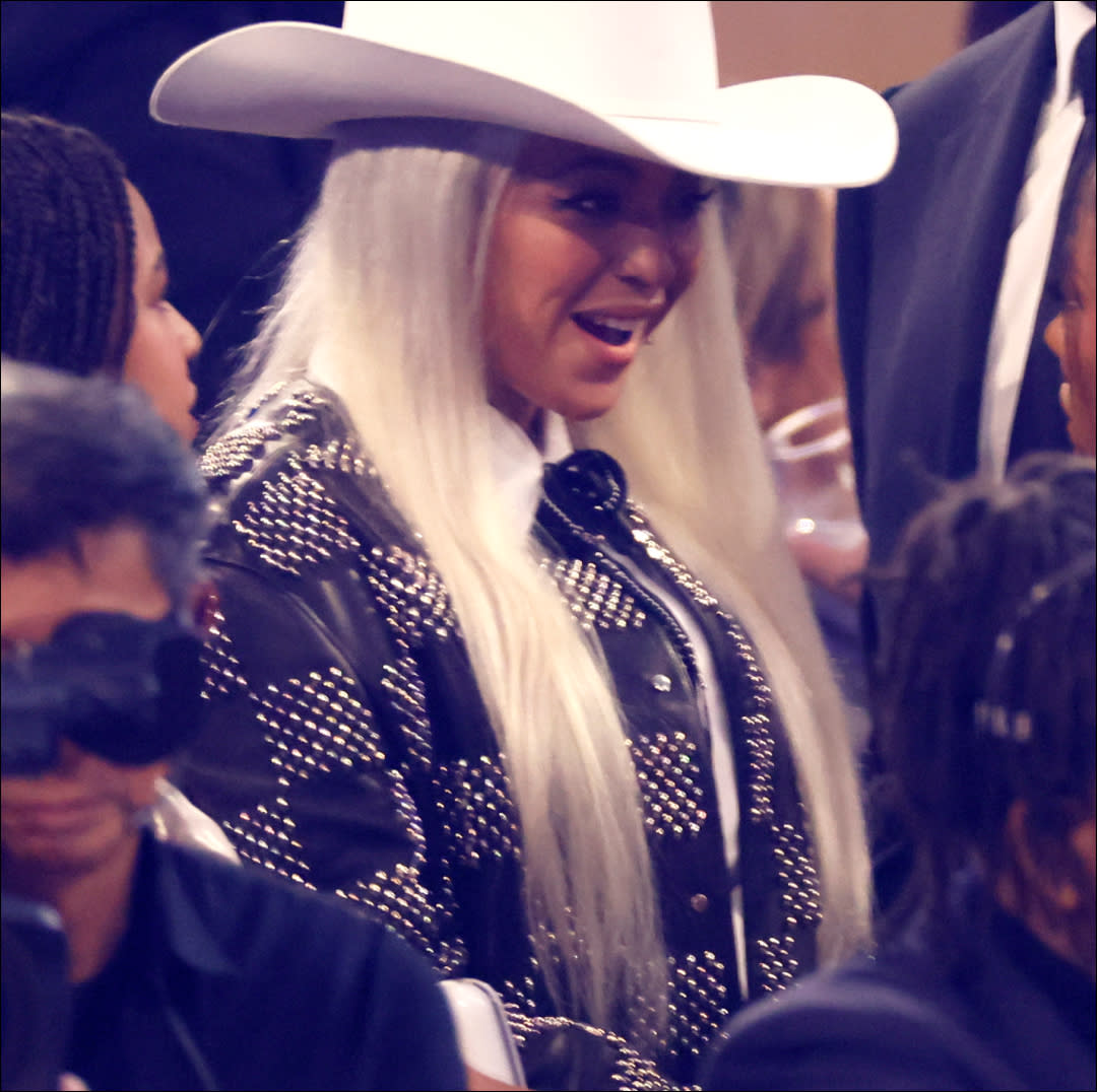  Beyonce in cowboy hat at the Grammys. 