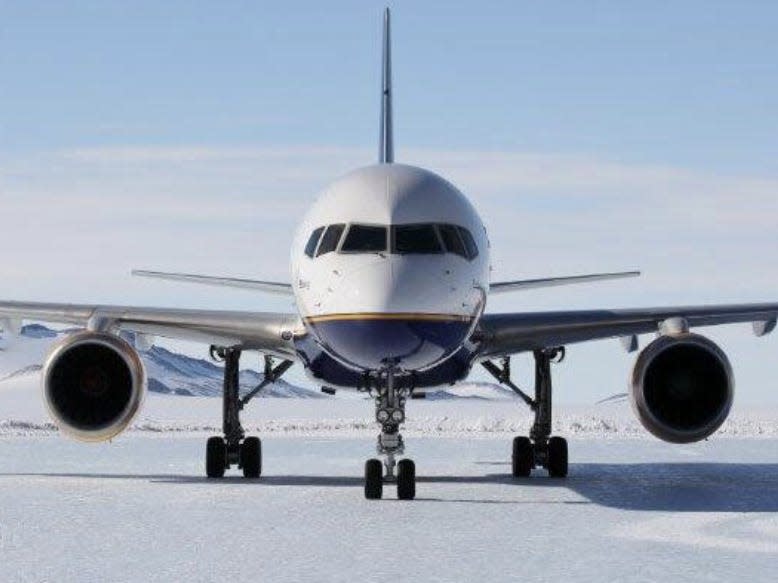 The first-ever landing of a commercial Boeing 757 passenger airliner by Loftleidir Icelandic.