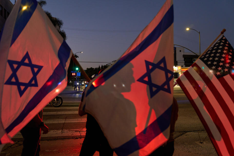 El presidente de la Cámara de Representantes, Mike Johnson, republicano por Luisiana, durante una vigilia celebrada el mes pasado frente al Capitolio en honor de las víctimas de los atentados terroristas de Hamás del 7 de octubre en Israel. (Tom Brenner/The New York Times)