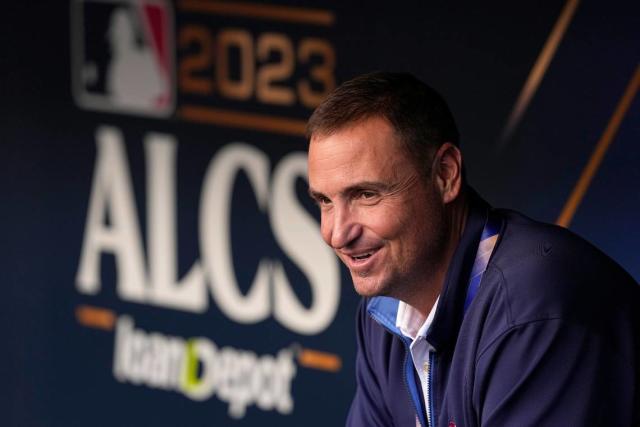 Photo: Rangers pitching coach Mike Maddux puts his hand on the