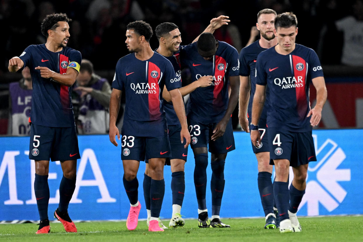 PSG-OM : le résumé et les buts de la victoire parisienne, ternie par la blessure de Mbappé (Photo de Randal Kolo Muani félicité par ses coéquipiés lors de PSG-OM)