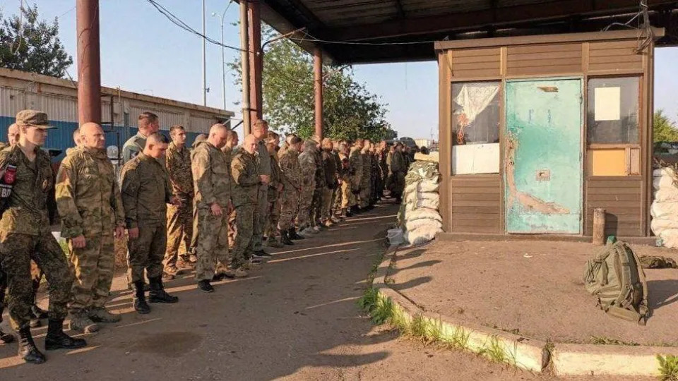 Guardias fronterizos rusos de pie sin armas