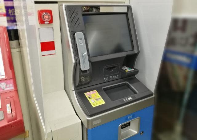 大媽霸佔ATM「領錢又存回」反覆10分鐘，讓原PO相當不解。（示意圖photo-ac）