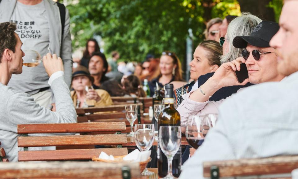 Menschen in einem Berliner Restaurant