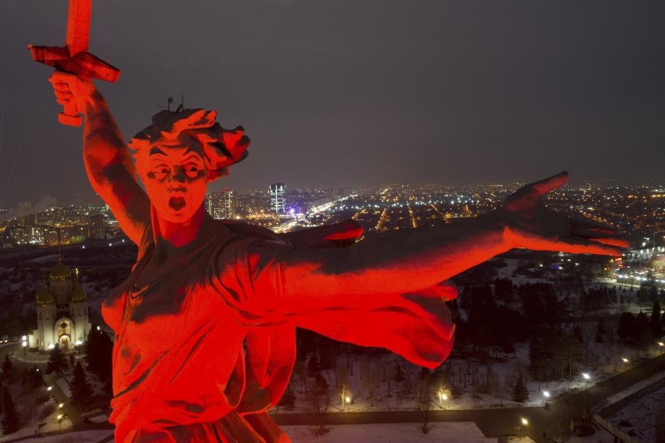 Archivo - Una estatua gigantesca de la Madre de la Patria en lo alto de la colina Mamayev en la ciudad sureña de Volgogrado, Rusia, el miércoles 1 de febrero de 2023, al cumplirse el 80 aniversario de la victoria soviética en la ciudad que alguna vez se conoció como Stalingrado. (AP Foto, Archivo)