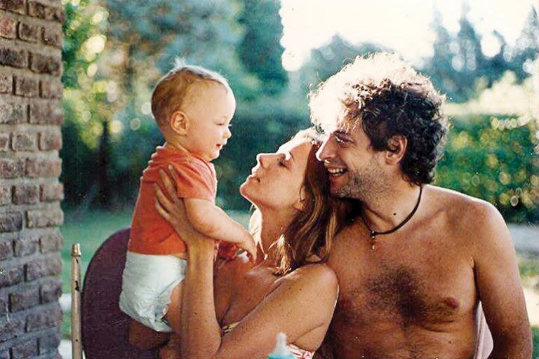 Benito de bebé en brazos de su madre, Cecilia Amenábar, y su papá, Gustavo.