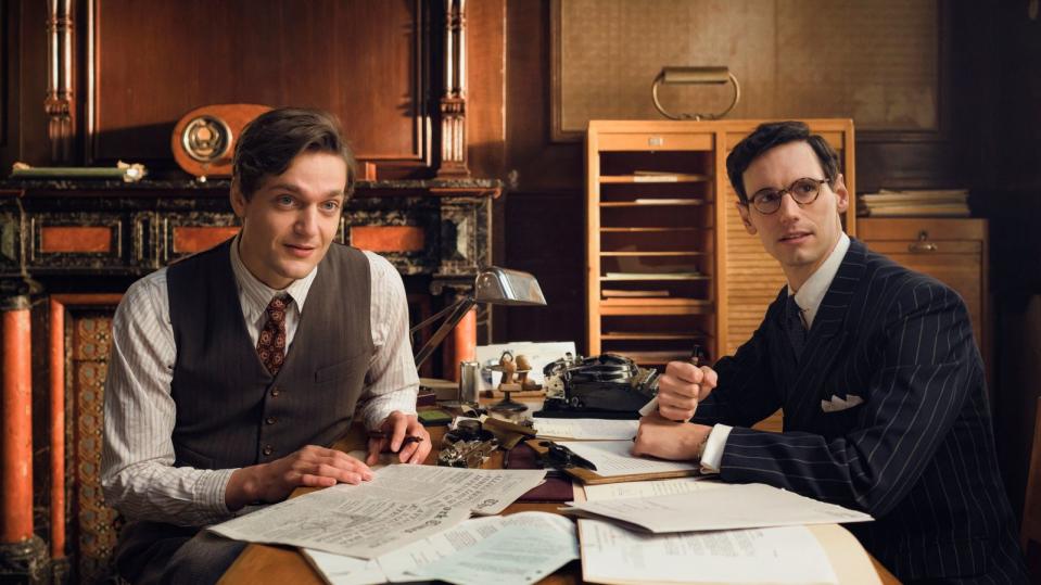 Albert Hirschman (Lucas Englander, links) und Varian Fry (Cory Michael Smith) eint ein Ziel: Sie wollen Flüchtlingen im Zweiten Weltkrieg eine Ausreise in die USA ermöglichen.  (Bild: Netflix / Anika Molnar)