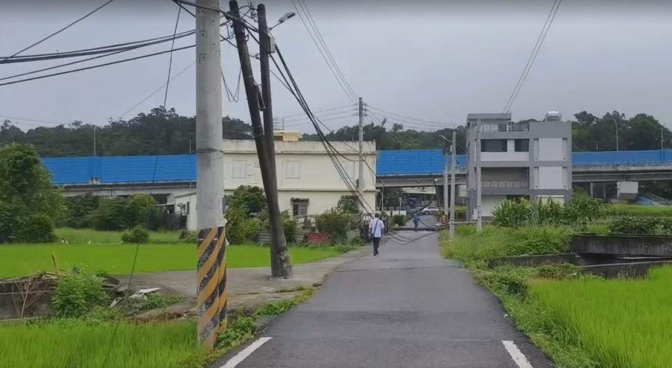 <strong>一輛板車載運挖土機，連續拉斷3根水泥電桿。（圖／中天新聞）</strong>