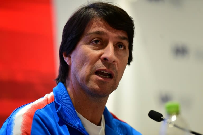 El entrenador argentino de la selección de fútbol de Paraguay, Daniel Garnero, participa de una conferencia de prensa en Luque, Paraguay, el 31 de mayo de 2024 (NORBERTO DUARTE)