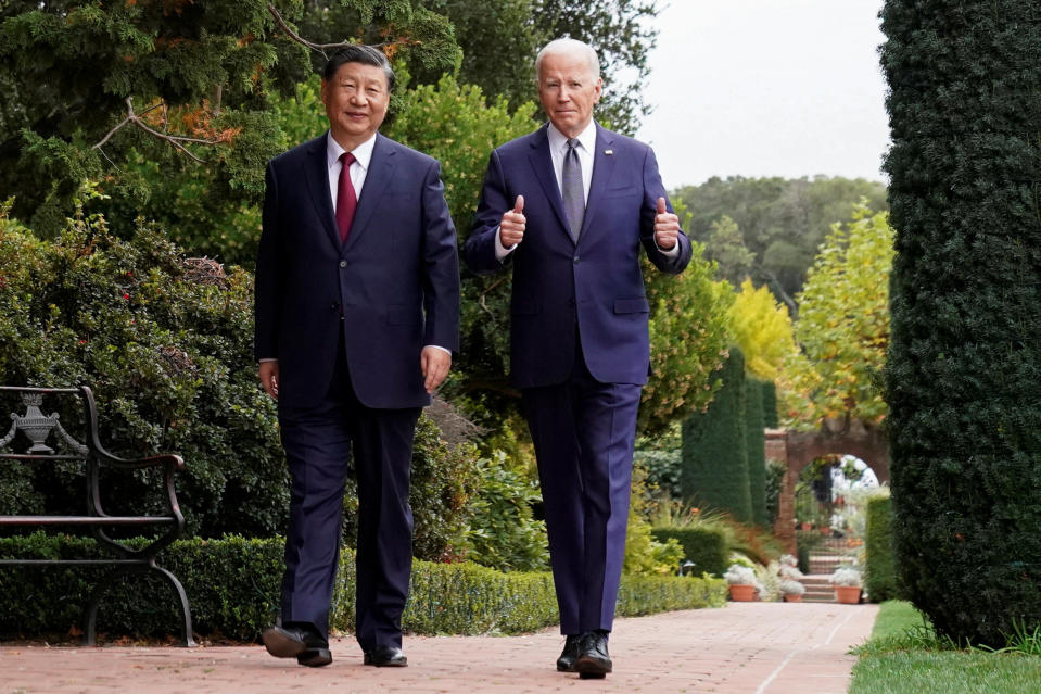 舊金山「拜習會」於當地時間15日結束，美國總統拜登（右）與中國國家主席習近平（左）在費羅麗莊園（Filoli）散步時豎起大拇指。（路透社）