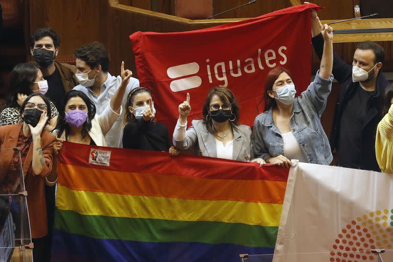 Festejos de legisladores en el Congreso, en Valparaíso. Photo: Leonardo Rubilar/Agencia Uno/dpa