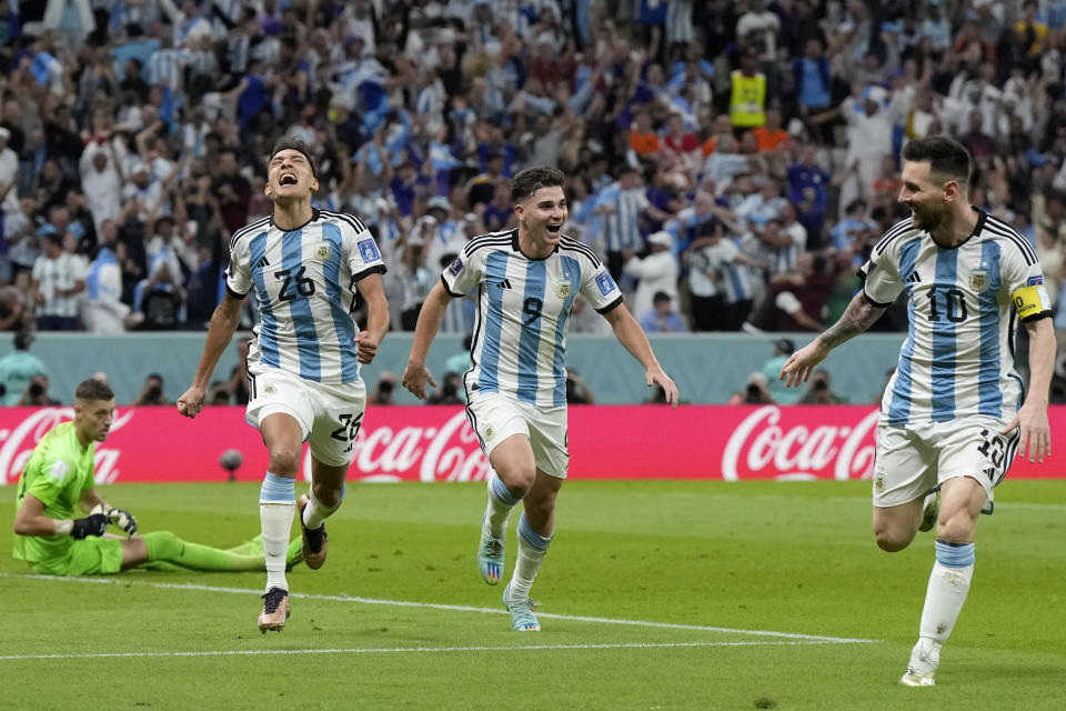 Nahuel Molina (izquierda) celebra con Julián Álvarez (centro) y Lionel Messi tras anotar el primer gol de Argentina ante Holanda en los cuartos de final del Mundial, el viernes 9 de diciembre de 2022, en Lusail, Qatar. (AP Foto/Ricardo Mazalán)