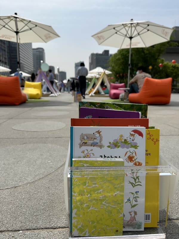 首爾露天圖書館回歸 隨手取書閱覽 首爾市政府舉辦的「首爾露天圖書館」活動，民眾無 論在哪落座，都能隨手取得書籍閱讀。 中央社記者廖禹揚首爾攝 113年4月21日 