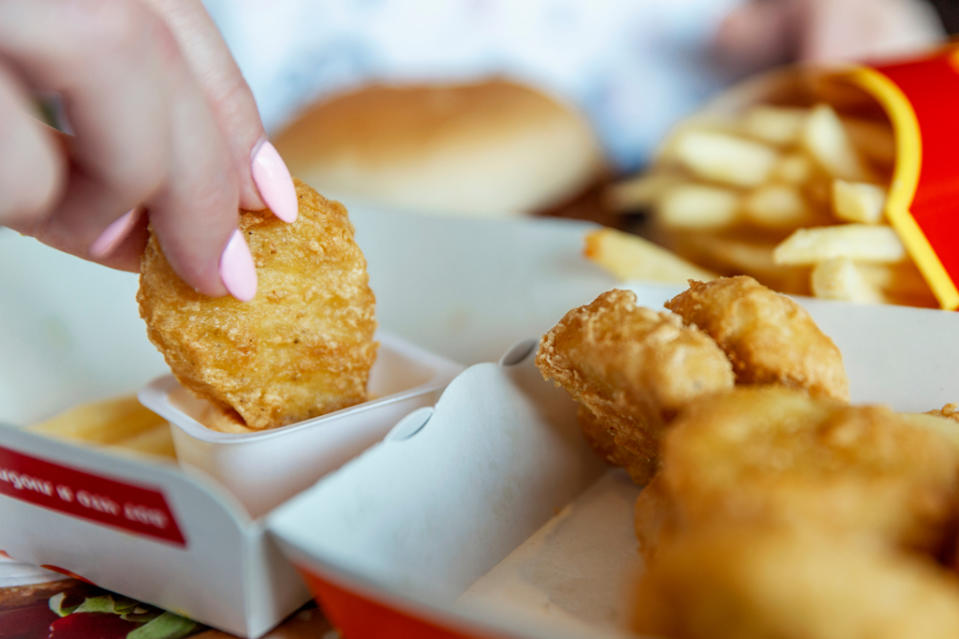 麥當勞近日推出麥克雞塊、大薯加1元多1件等優惠，引發討論。（示意圖，達志影像）