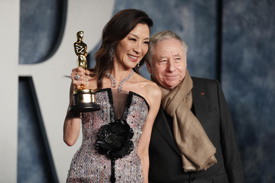 Michelle Yeoh y Jean Todt en la fiesta de Vanity Fair. REUTERS/Danny Moloshok