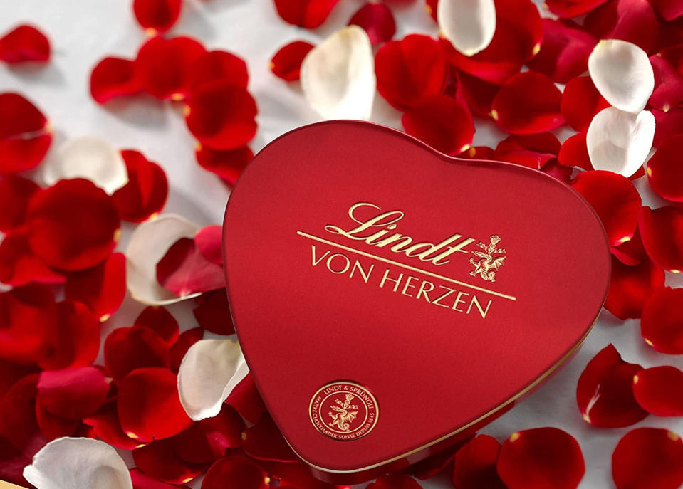 Pralinen und Schokolade sind am Valentinstag nicht umsonst Klassiker: Sie kommen einfach immer gut an - vor allem, wenn sie so liebevoll verpackt sind (Bild: Amazon)