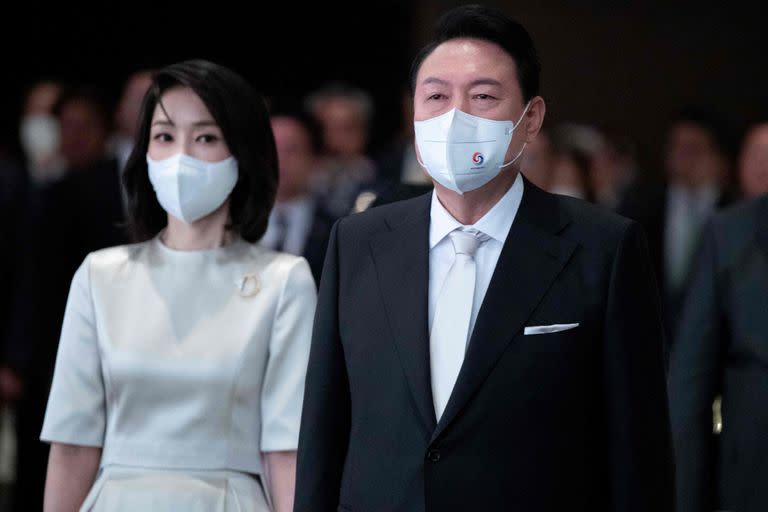 El nuevo presidente de Corea del Sur, Yoon Suk-yeol y su esposa, Kim Keon-hee, asisten a su ceremonia de investidura en la Asamblea Nacional de Seúl el 10 de mayo de 2022.
