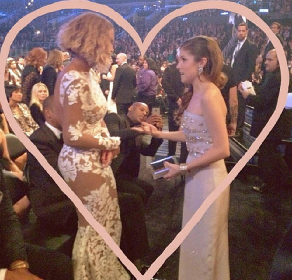 <p>“Me siento como una fan patética”, dijo Anna Kendrick después de encontrarse con Beyoncé en la gala de los Grammy de 2014. Esta imagen que subió poco después a su Instagram define a la perfección lo que siente por ella. (Foto: Instagram / <a rel="nofollow noopener" href="http://www.instagram.com/annakendrick47/" target="_blank" data-ylk="slk:@annakendrick47;elm:context_link;itc:0;sec:content-canvas" class="link ">@annakendrick47</a>). </p>