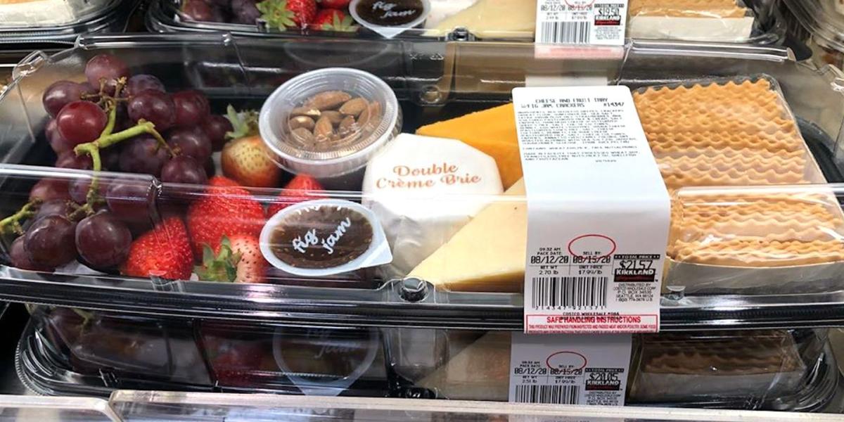 🧀 This useful charcuterie kit is at Costco! This includes a varieties