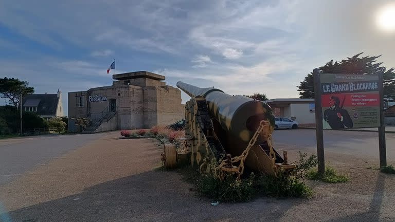 El imponente cañón en el museo de la guerra en Batz-sur-Mer