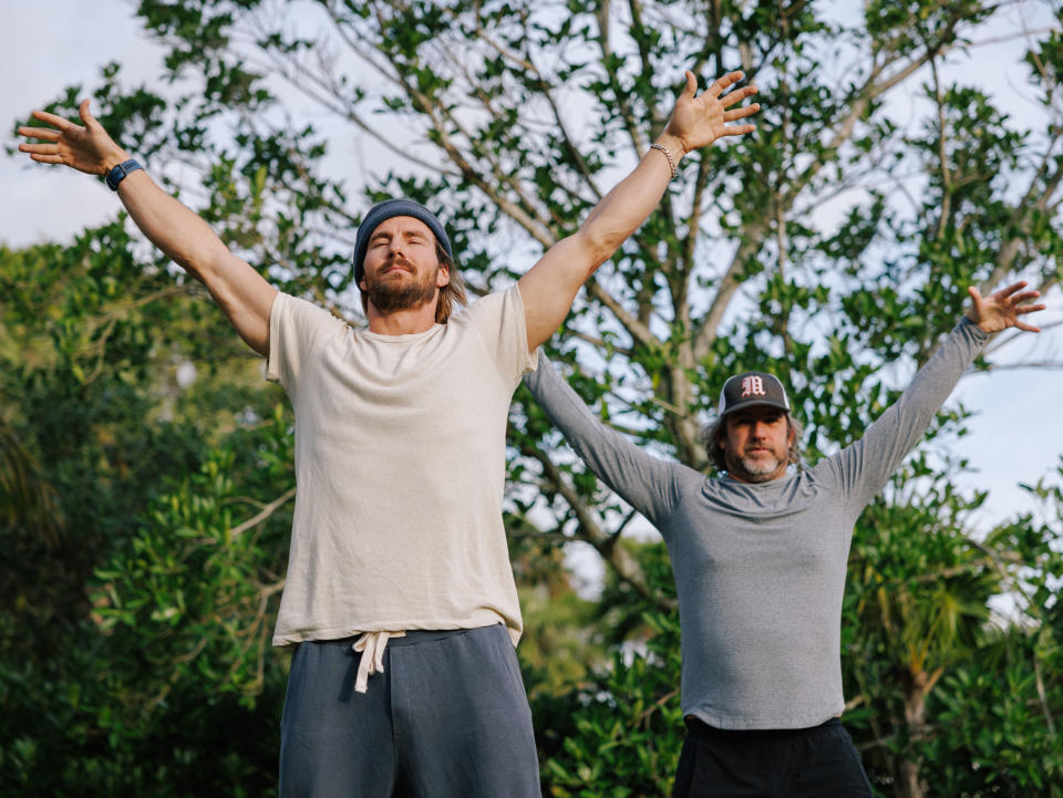 Zeke Motta, de los Halcones de Atlanta, quien estaba en su temporada de novato cuando sufrió una lesión que le puso fin a su carrera, entrena a Richard Critchfield en técnicas de respiración y chi kung en Vero Beach, Florida, el 24 de enero de 2023. (James Jackman/The New York Times).