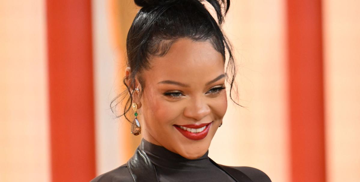 ICYMI Rihanna Showed Up to the Oscars Wearing a T-Shirt, No Pants, and ...