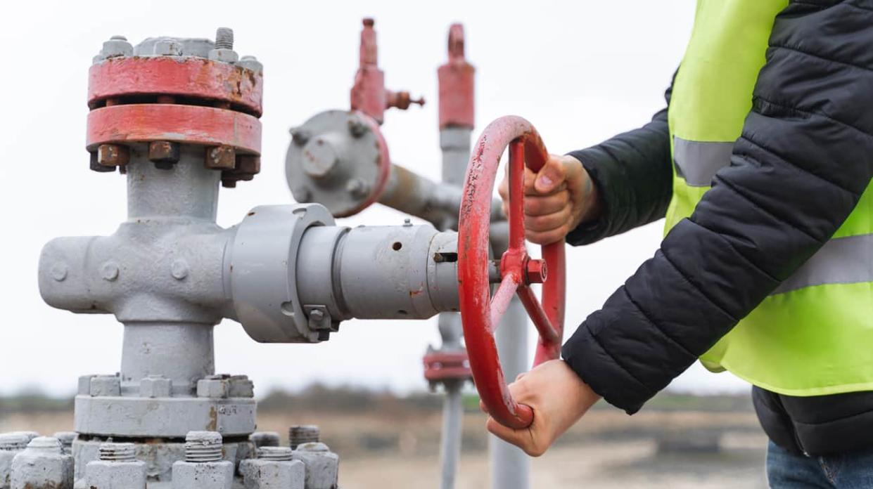 Worker pumping down lines on the Gas drilling pad site. Stock photo: Getty Images