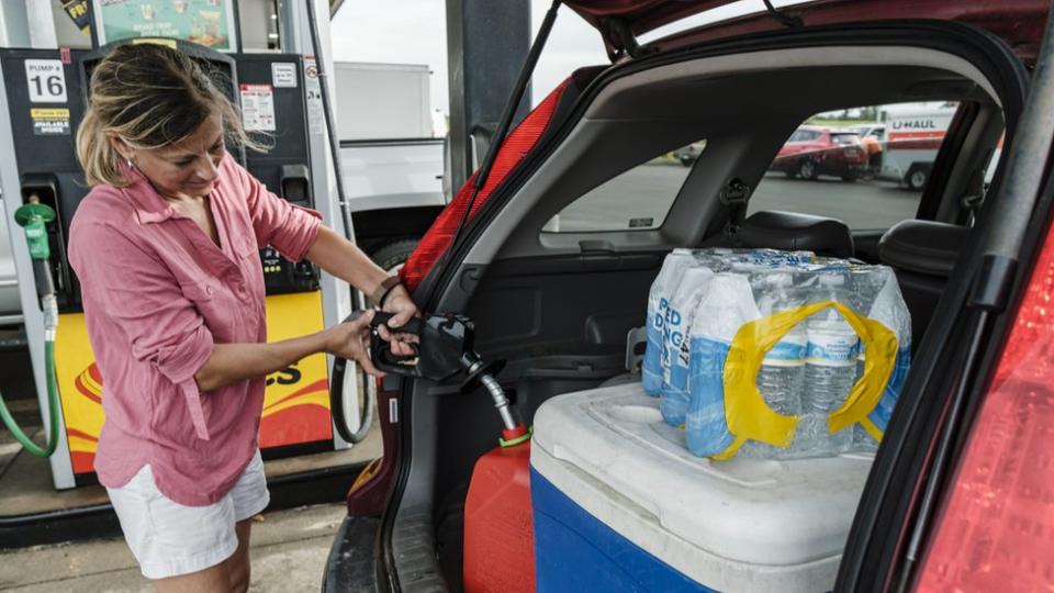 Jennifer Tate llena un bidón de gasolina el 27 de agosto de 2021.