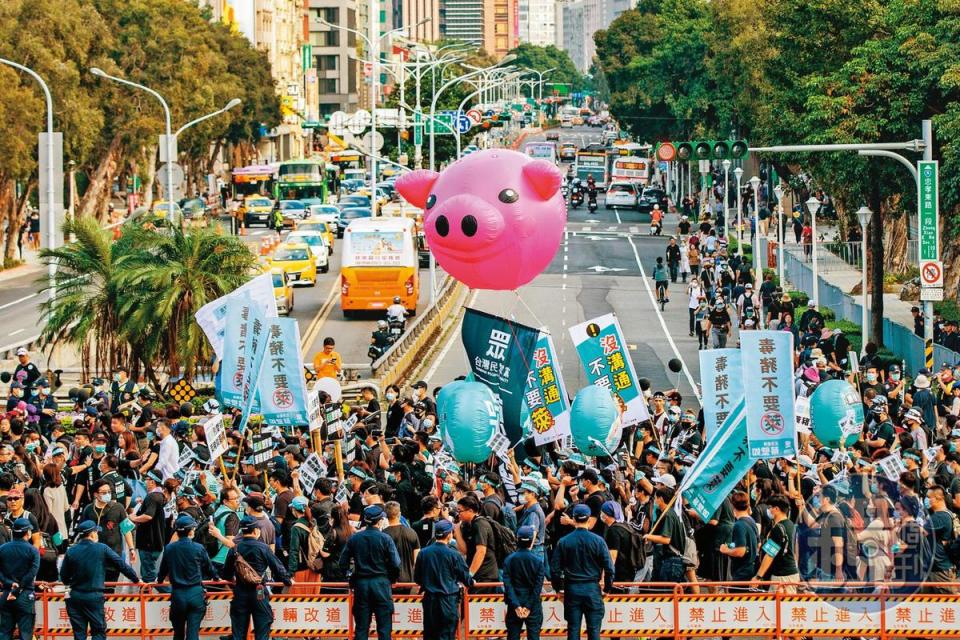 有別於藍綠，民眾黨對8月底公投的主張傾向只支持反萊豬進口及護藻礁2案。