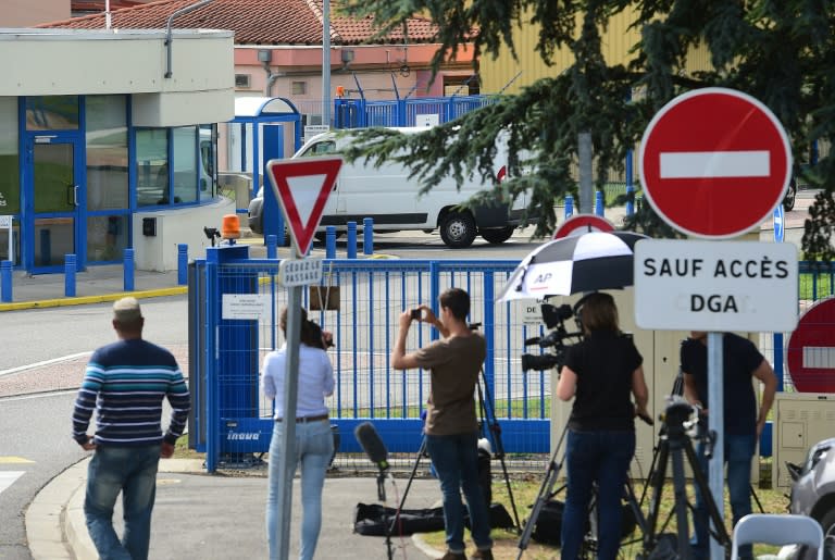 Technical experts in Balma, near Toulouse in France, are set to begin examining a washed-up plane part that almost certainly belonged to missing flight MH370