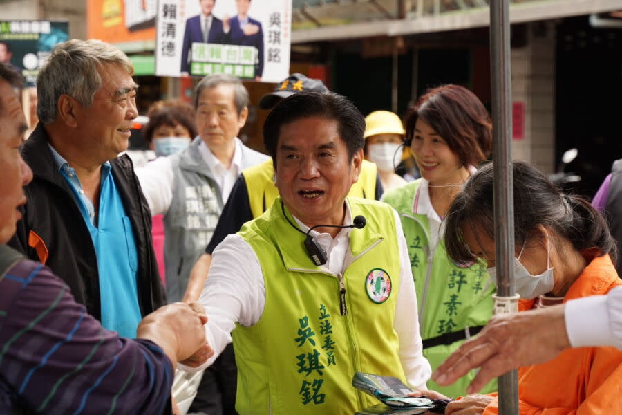 圖／立委吳琪銘得知受害者的家中困境後，主動與該校教育基金會捐助近50萬醫藥費，讓哀傷家屬得以順利辦理後事。（圖／立委吳琪銘辦公室提供）