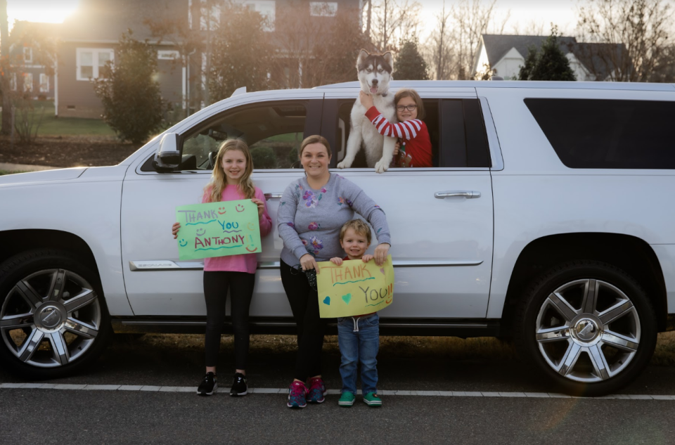 Neighbors made signs to thank Gaskin. (Photo: Lexi Hanrahan Photography) 