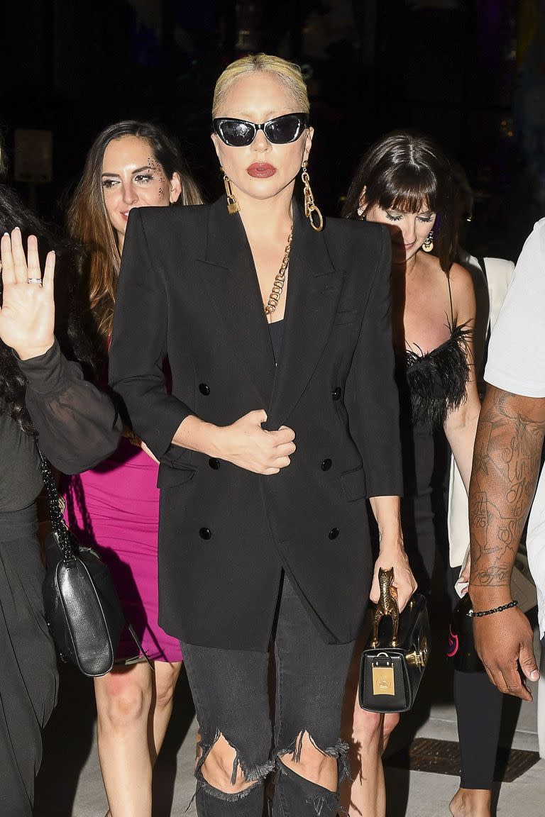 Lady Gaga, hermosa de negro mientras camina con amigos para ir a cenar al restaurante Sexy Fish, en Miami