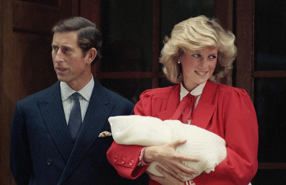 ARCHIVO – El príncipe Carlos y la princesa Diana de Gales salen del Hospital St. Mary en Paddington, Londres el 16 de septiembre de 1984 con su hijo el príncipe Enrique nacido el 15 de septiembre. (Foto AP, archivo)