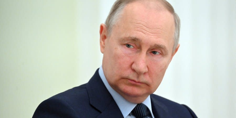 Putin will force Russian oligarchs to sell foreign currency to save the ruble