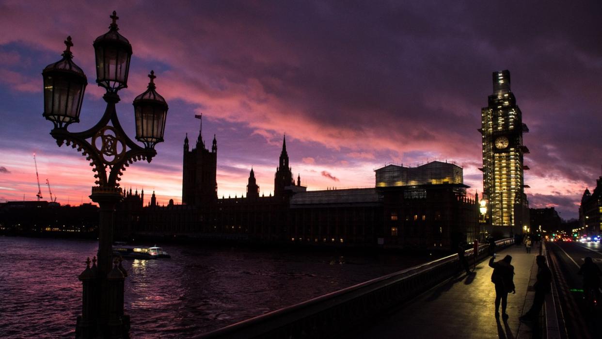 Das britische Parlament im Abendlicht. Die Abgeordneten des Unterhauses sollen am 29. Januar über einen Plan B für den EU-Austritt entscheiden. Foto: Dominic Lipinski/PA Wire