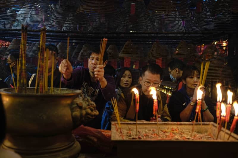 Worshippers offer incenses on the Lunar New Year which marks the Year of the Dragon during Lunar New Year. The city celebrates first Lunar New Year since pandemic restrictions ended. Keith Tsuji/ZUMA Press Wire/dpa