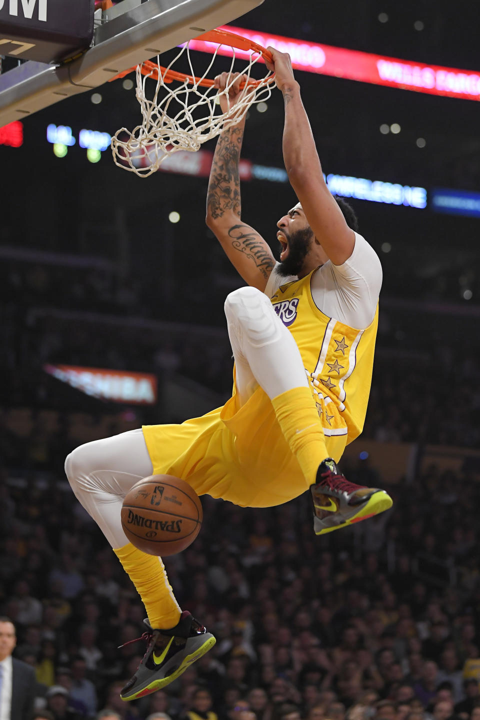 Los Angeles Lakers forward Anthony Davis dunks during the first half of the team's NBA basketball game against the New Orleans Pelicans on Friday, Jan. 3, 2020, in Los Angeles. (AP Photo/Mark J. Terrill)