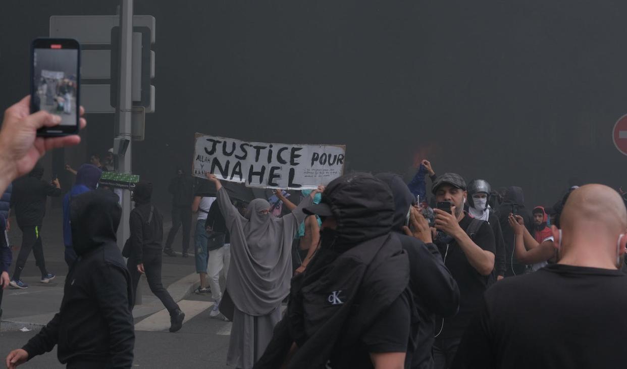 Disturbios en la prefectura de Nanterre durante una manifestación en homenaje a Nahel M. <a href="https://www.shutterstock.com/es/image-photo/riot-nanterre-prefecture-during-nahel-tribute-2324779819" rel="nofollow noopener" target="_blank" data-ylk="slk:PVNF / Shutterstock;elm:context_link;itc:0;sec:content-canvas" class="link ">PVNF / Shutterstock</a>