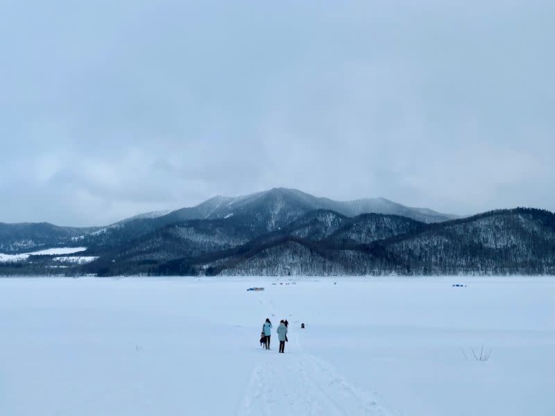 ▲想像得到這麼大一片雪地下，是一整面湖泊嗎？抵達遠方小小的帳篷，就能冰上釣魚囉。（圖／記者蕭涵云攝）