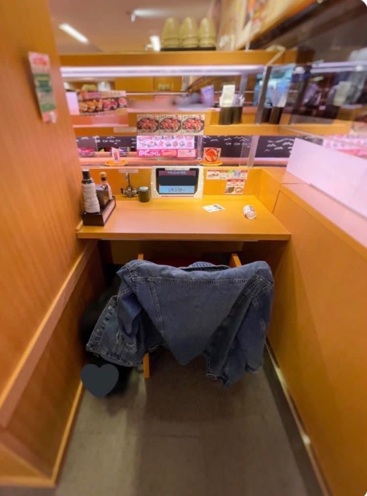 ▲日本一名女網友日前吃壽司郎時，遇到一個如同VIP小包廂的單人座位。（圖／翻攝自 推特＠Rise_Moritomo）