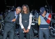 <p>Chance the Rapper (r.) ist sichtlich gerührt, als er mit Barack und Michelle Obama die Bühne teilt. Der Musiker trat beim zweitägigen Gipfeltreffen der Obama-Stiftung in Chicago auf. Während der Konferenz sollen Aktivisten für bürgerschaftliches Engagement aus aller Welt vernetzt werden. (Bild: AP Photo) </p>